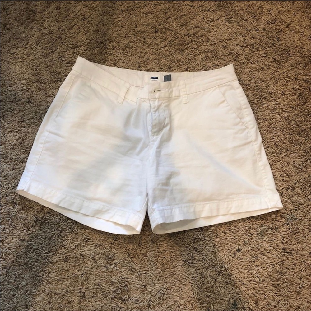 The cutest white shorts!